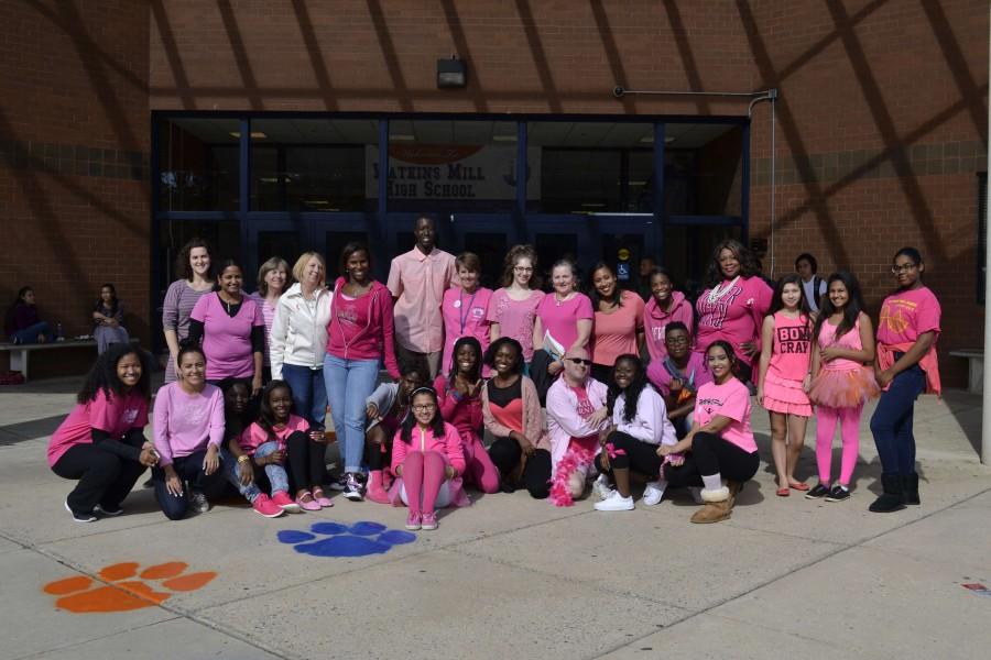 Los estudiantes y el personal se ponen rosa para apoyar la concientización sobre el cáncer de mama