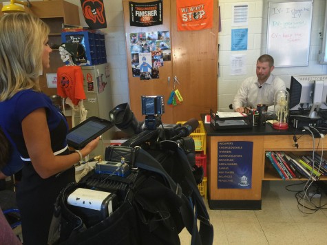 Melissa Mollet, de NBC4, entrevista al profesor de ciencias Matt Johnson para el segmento de Samia