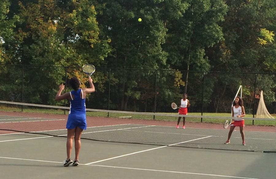 Lady Wolverines sirven un montón de amor en la cancha de tenis