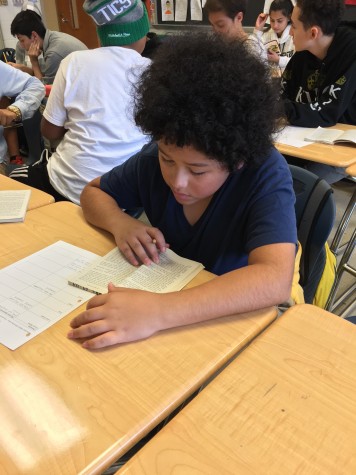 Freshman Victor Quintanilla completa una asignación en su clase de inglés pre-IB