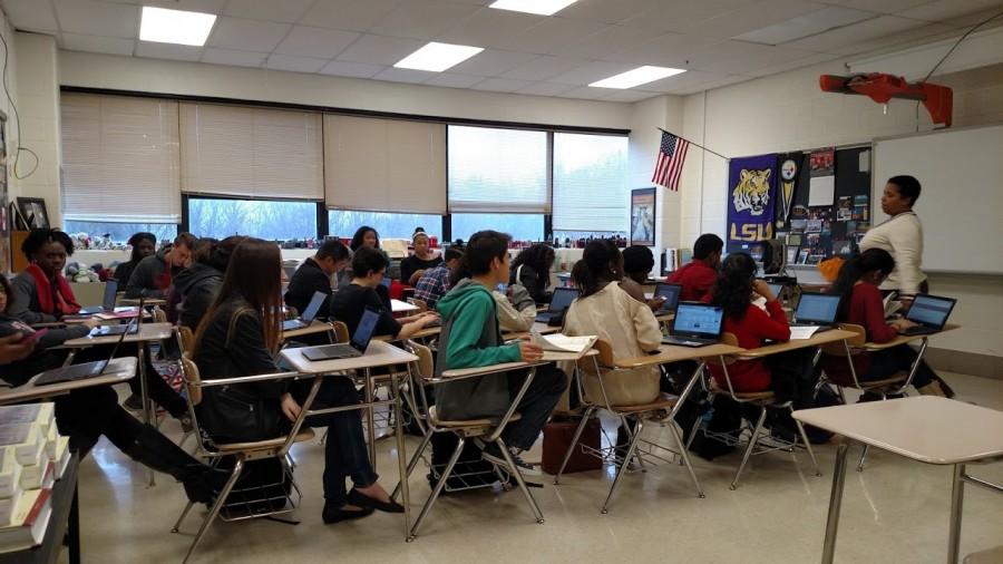 Los estudiantes usan sus Chromebooks en un aula de estudios sociales