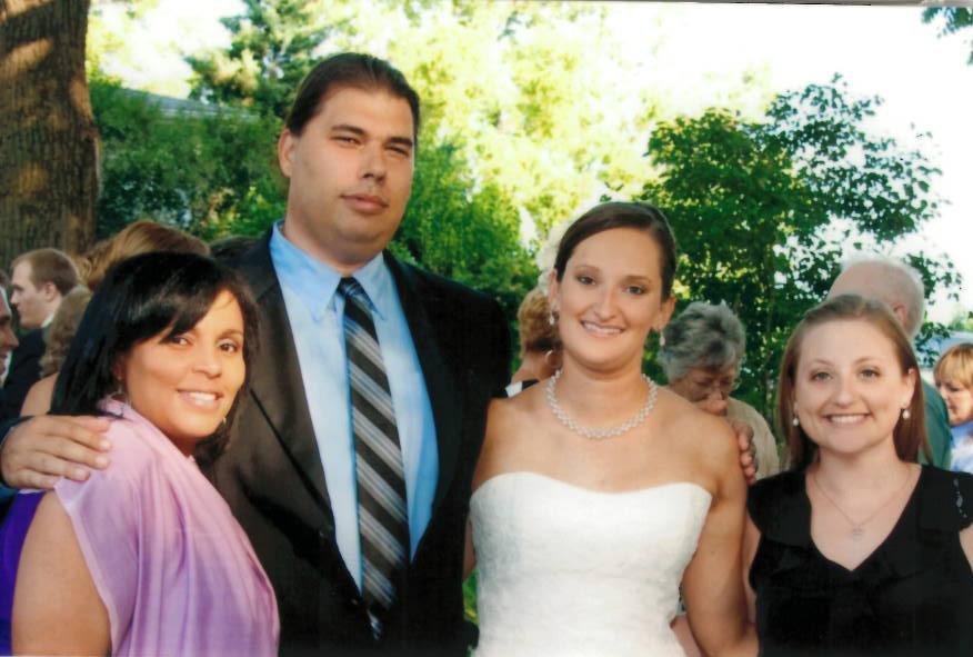 Los maestros de estudios sociales Sandy Young, Adam Schwartz, Lauren Squier y Michelle Pettit en la boda de Squier el año pasado.