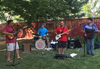 La banda de Hilburgers, Soul Trip, actúa al aire libre