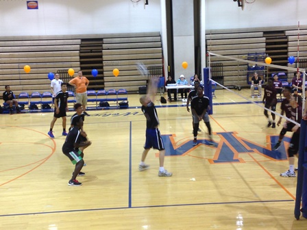 El voleibol de los muchachos juega en el juego de mayo 1 contra los Falcons de Poolesville.