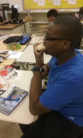Freshman Nathan Yeboah eating a cinnamon roll for his breakfast.