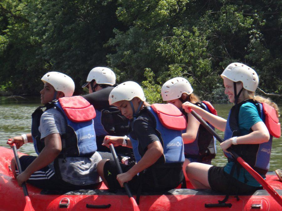 Estudiantes de la cumbre juvenil de verano de rafting.