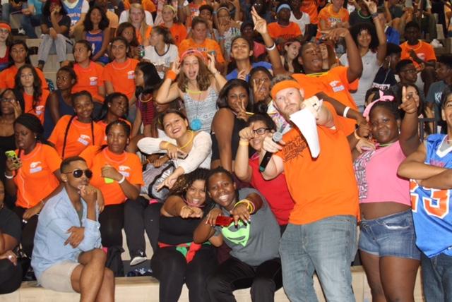 El profesor de Ciencias Matt Johnson posa con los estudiantes en el primer evento de Mill Madness