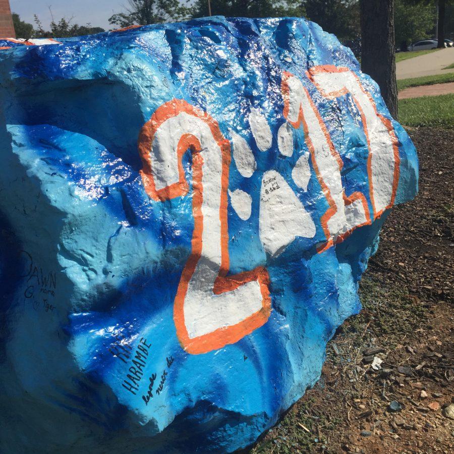 Seniors+rock+traditions+with+spirited+painting