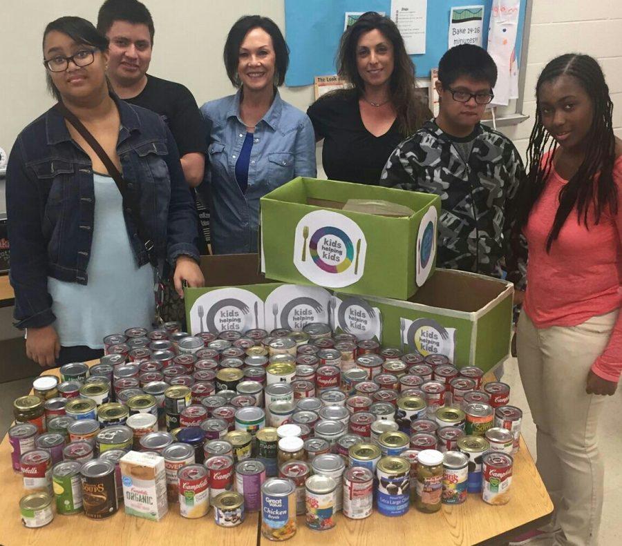 Los estudiantes de LFI donan como parte de Kids Helping Kids Food Drive
