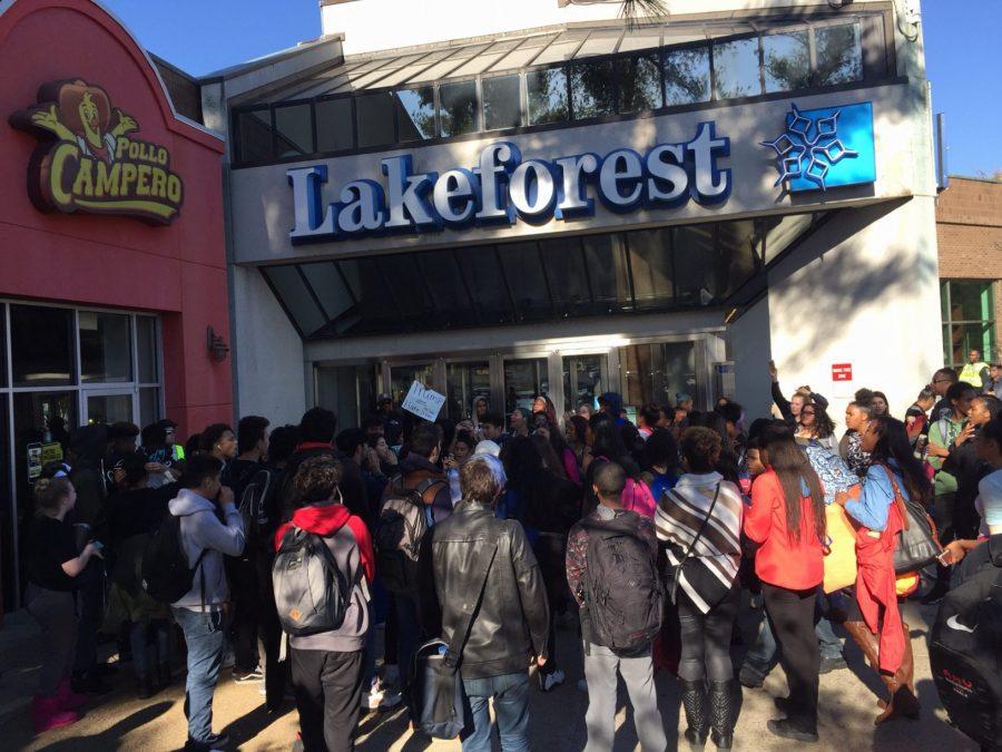 Estudiantes de Watkins Mill High School se reúnen con estudiantes de Gaithersburg High School en Lakeforest Mall como parte de la protesta