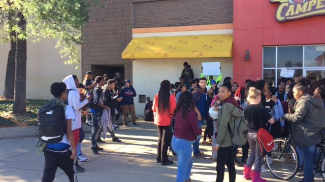 Los estudiantes se reúnen en Lakeforest Mall como parte de su protesta anti-Trump