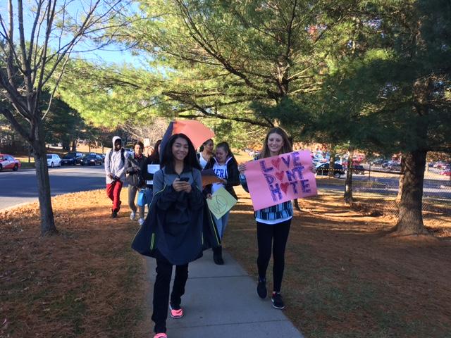 Los estudiantes marchan como parte de la protesta anti-Trump