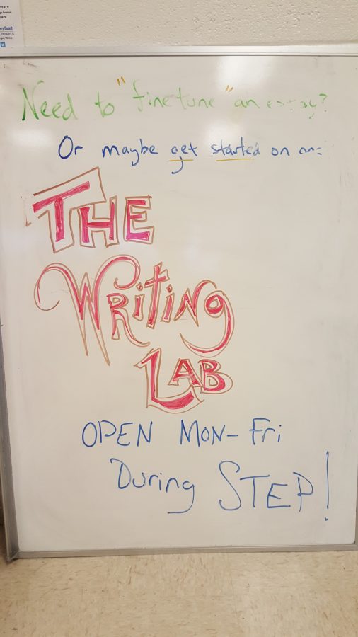 Se abre un nuevo laboratorio de escritura para ayudar a los estudiantes con papeles, tareas