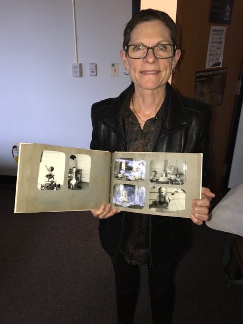 La directora Carol Goddard posa con su álbum de fotos para bebés.