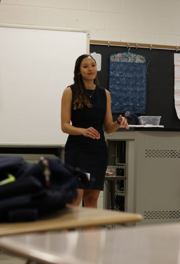 Jasmine Williams, fundadora de la red de antiguos alumnos, hablando con una clase de inglés de primer año en el Día de la Carrera.