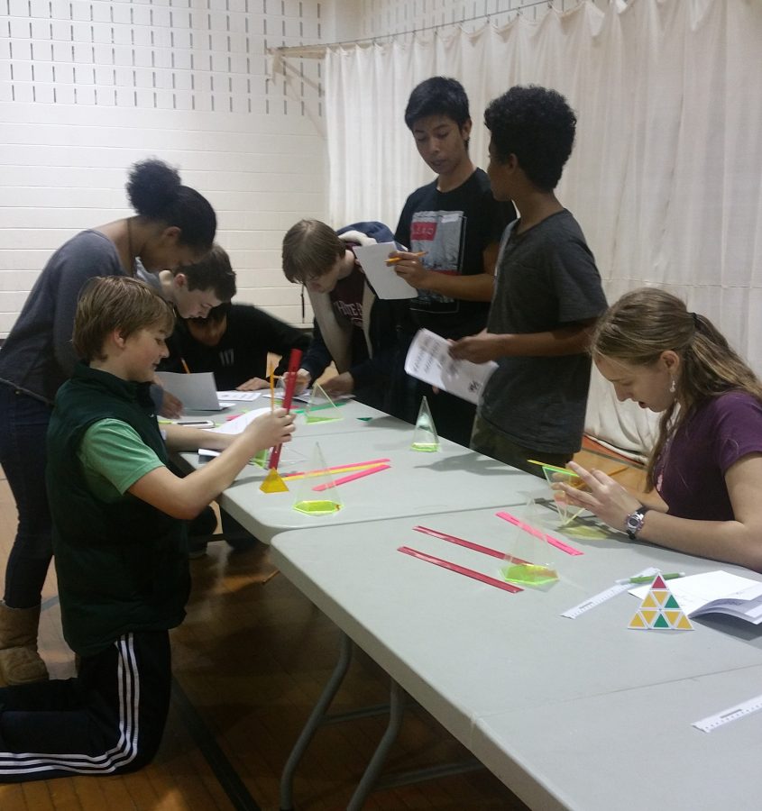 Los estudiantes de Geometría resuelven problemas como su RQA durante la Feria de Geometría