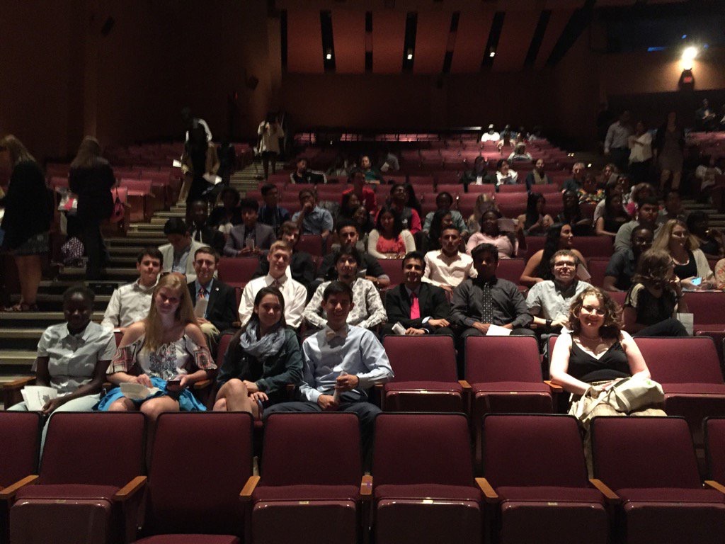 Seniors en la ceremonia de premiación de becas.