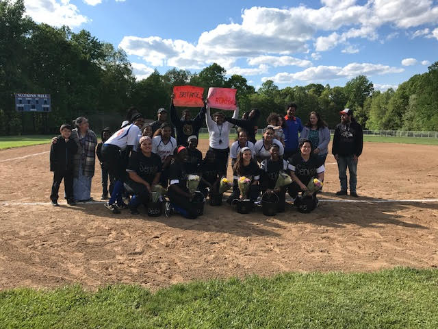 Softball + seniors + pose + con + el + equipo + y + familia + y + amigos