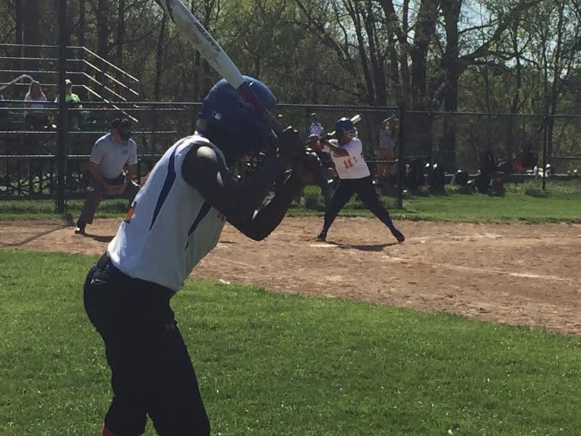 Cameron Moore, estudiante de último año, en el equipo de softbol de primavera del año pasado