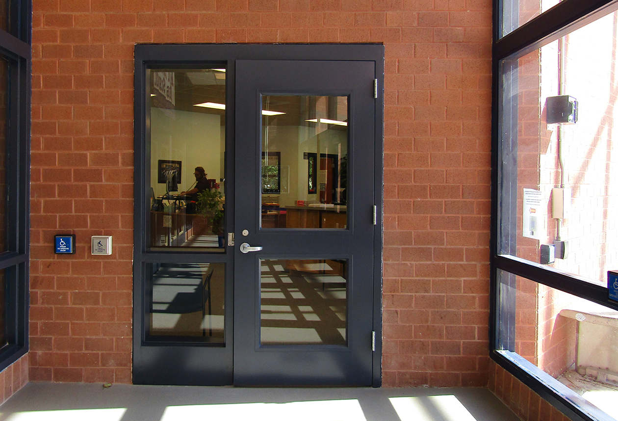Nueva puerta a la oficina principal desde la entrada principal de la escuela.