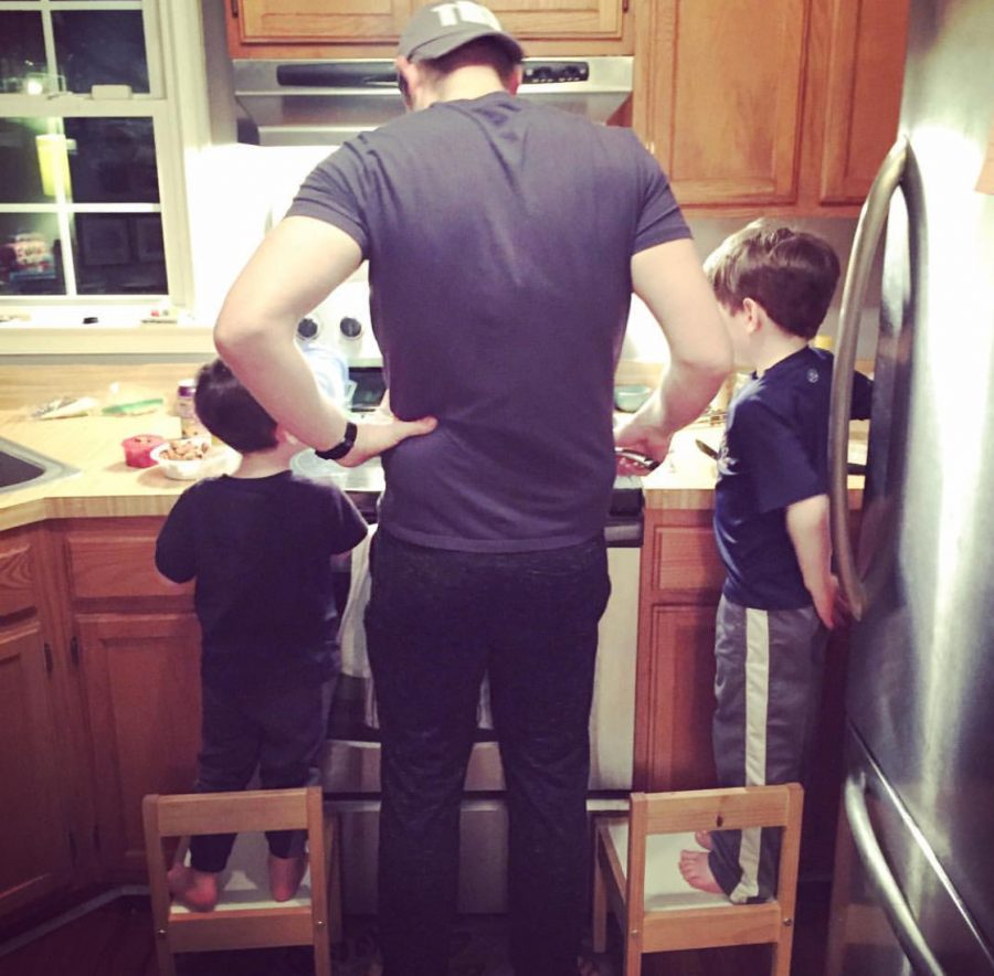El maestro de ciencias Matt Johnson mantiene su Resolución de Año Nuevo para ser un mejor padre cocinando con sus hijos.
