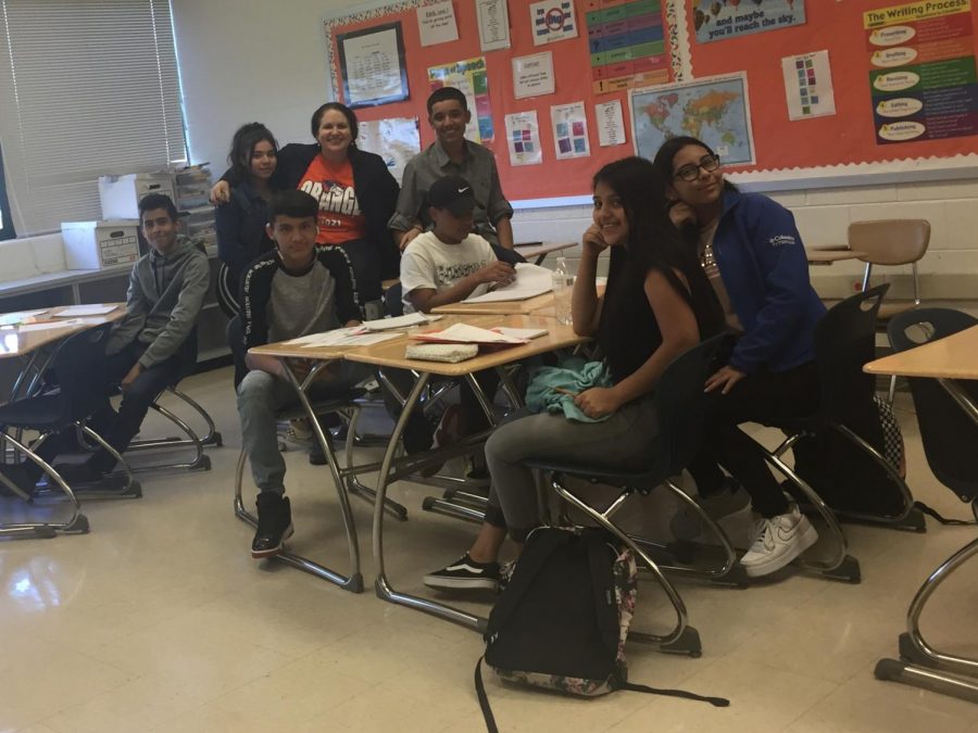 Los estudiantes posan con la profesora de ESOL Sharon Faber en su clase de ESOL 3