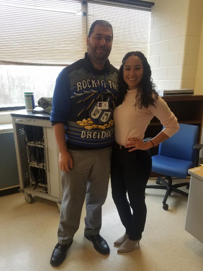 La ex alumna Kimberly Cruz con el profesor de estudios sociales Adam Schwartz. Cruz vino a hablar en la clase de Schwartz sobre cómo el programa IB en Watkins Mill la preparó para la universidad y la escuela de medicina.