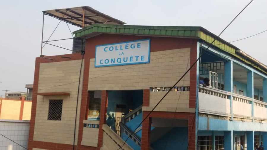 La escuela a la que asistió el autor en Camerún, que proporcionó un estilo de aprendizaje muy diferente al de las escuelas estadounidenses.