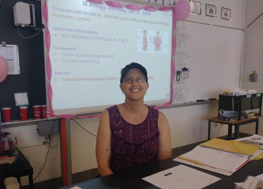 Lauren Wilkinson, maestra de biología del IB, viene a trabajar todos los días mientras combate el cáncer de mama en etapa IIA.