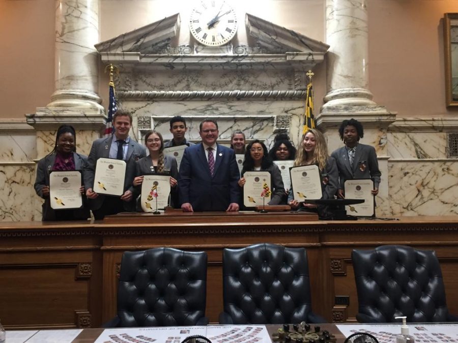 Khava Tsarni (segundo desde la derecha) recibe una proclamación junto con otras páginas del líder de la minoría de la Cámara de la Asamblea General de Maryland, Nicholaus Kipke