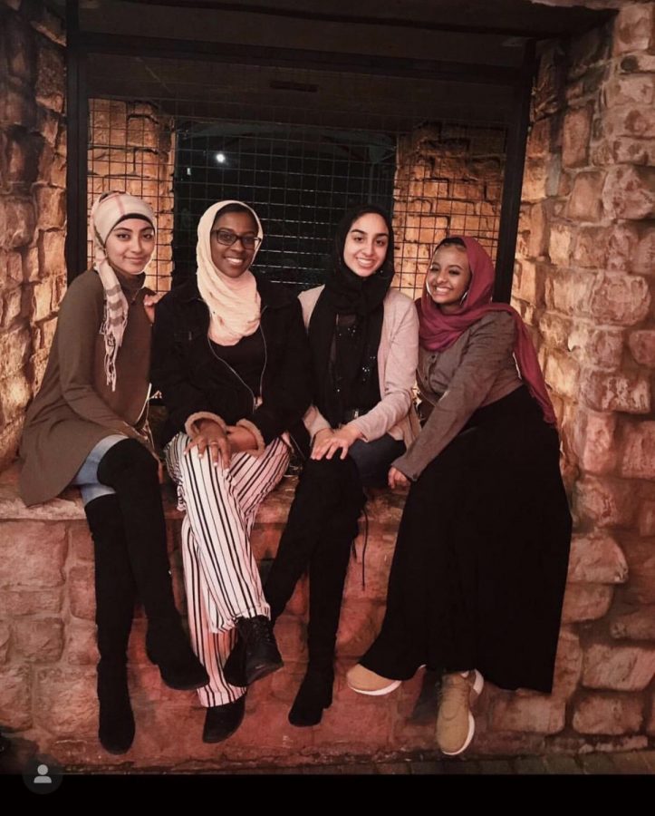 Sana Khan, estudiante de último año, lleva su hijab con orgullo con sus amigas, Khusna Rachman, Islah Abdulmalek y Lena Elamin, a pesar de las preguntas curiosas que recibe a diario.