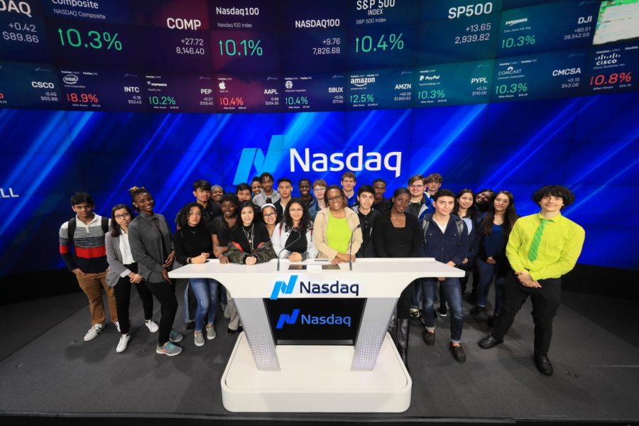 Los estudiantes de la Academia de Finanzas viajaron a Nueva York para visitar el NASDAQ durante el día.