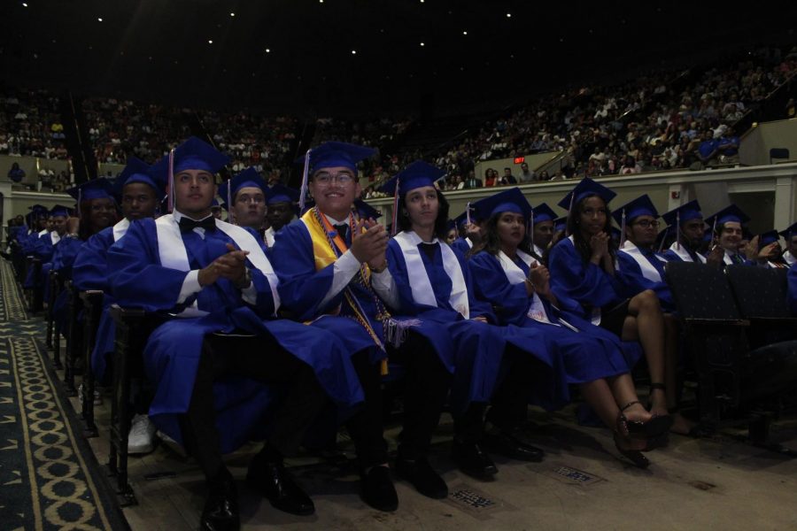 Graduándose + alumnos + aplaudiendo + durante + la + ceremonia.% 0A