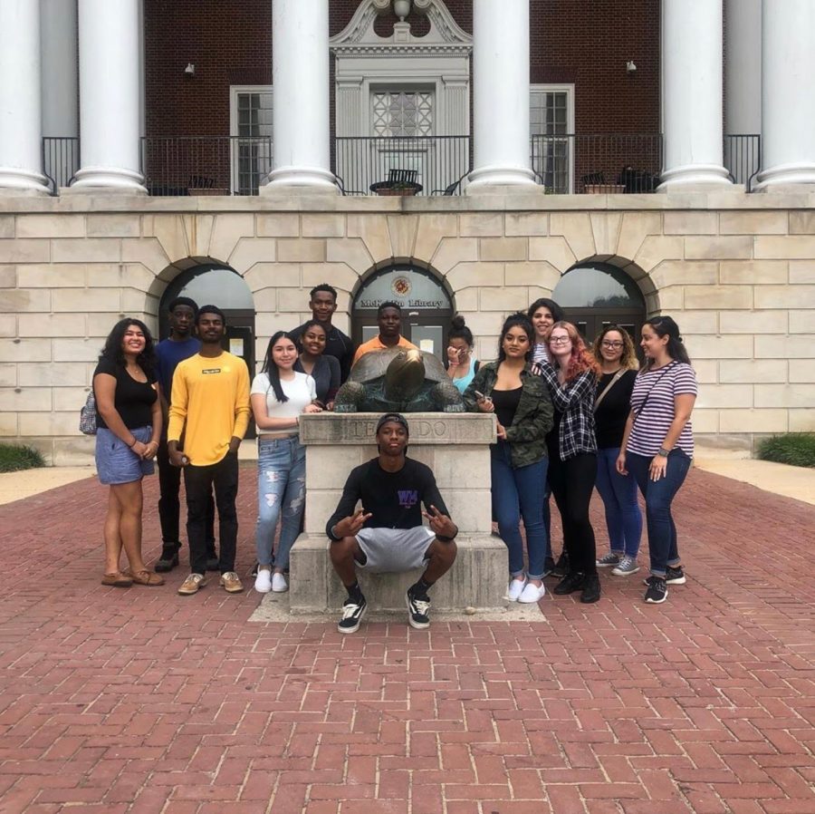 Los adultos mayores actuales visitaron la Universidad de Maryland en el verano de 2019 y posaron cerca de Testudo.