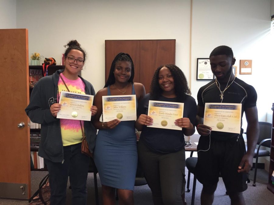 Estudiantes que sostienen su certificado del programa Summer RISE después de completar el programa.