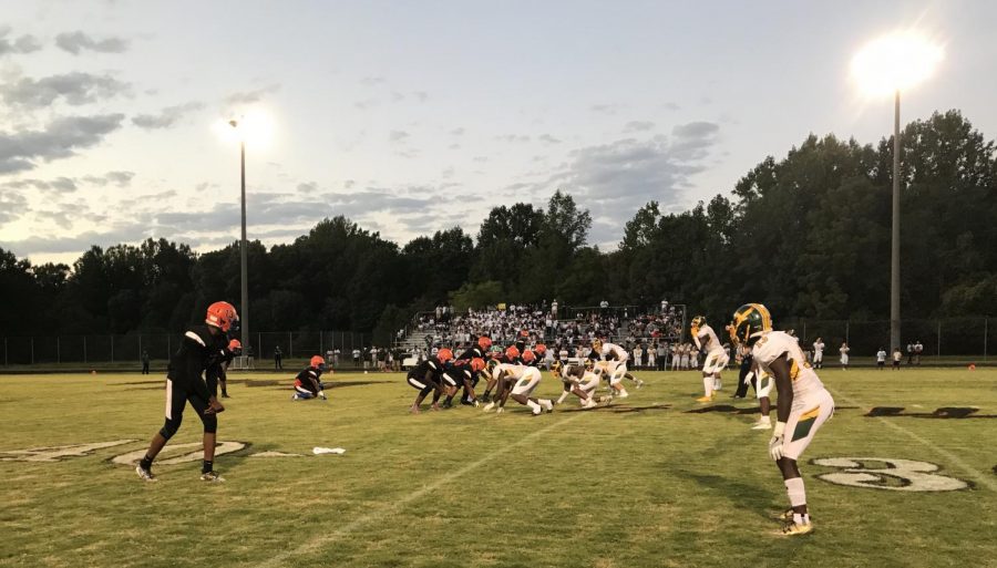 Los jugadores de Watkins Mill y Seneca Valley tienen la vista fija en el campo cuando comienza el juego.