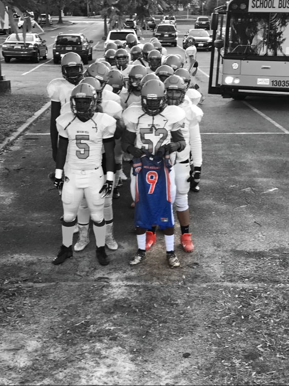 El equipo de fútbol de Watkins Mill High School dedica su victoria contra Magruder High School al ex jugador de fútbol Daquan (DayDay) Wims que falleció recientemente.