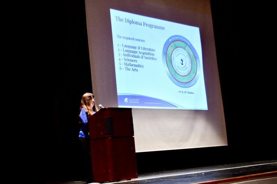 La coordinadora del IB, Lisa Ingram, presenta los seis cursos requeridos en el programa del diploma del IB a padres y estudiantes por igual.