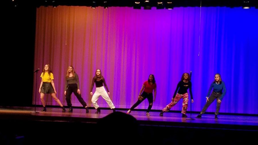 Un grupo de estudiantes abre el festival de teatro MCPS 2020 con un espectáculo de danza.