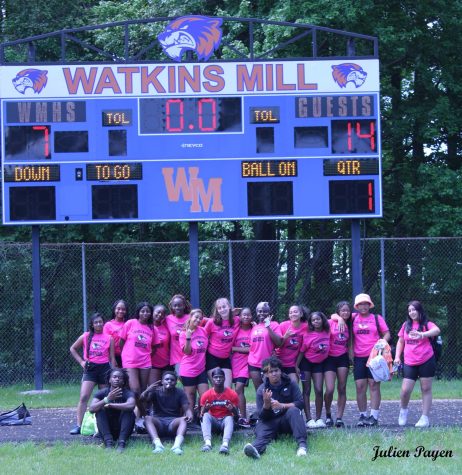 The sophomores and juniors celebrate victory in the 2022 Powderpuff game.