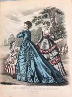 Este vestido que aparece en la revista mensual Demores (edición de junio de 1869) representa un fiel reflejo de la moda femenina de la Edad Dorada, con miriñaques y polisones (cortesía del Museo de la Ciudad de Nueva York).